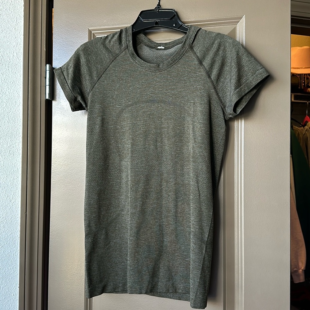 Dark green lululemon swiftly top